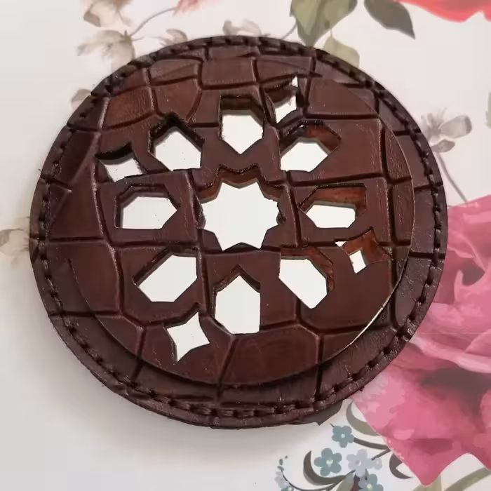 آیینه چرمی کاری متفاوت وزیبا، جای بسیار کمی رو در وسایل وجیب شما میگیره