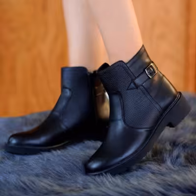 بوت چرم مات و براق