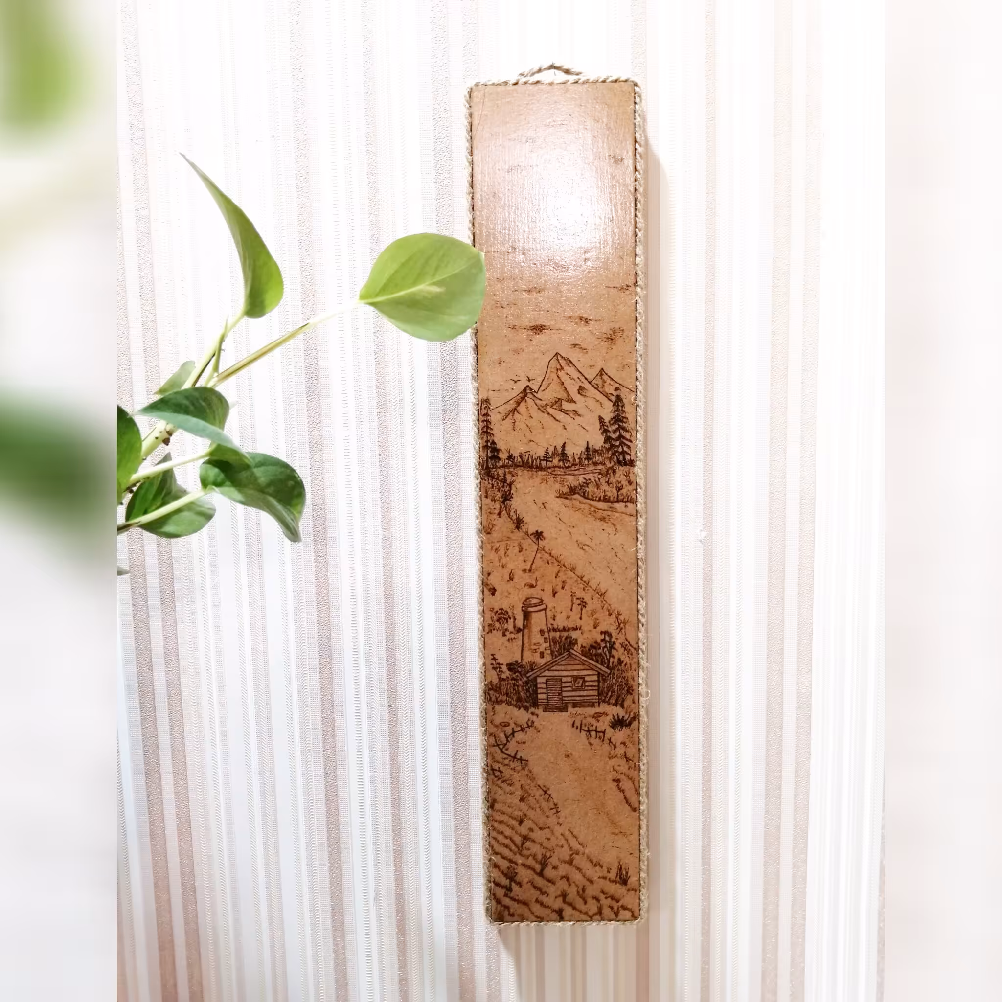 دکور  آویز  فانتزی  سوخته نگاری شده  طرح کوهستان 