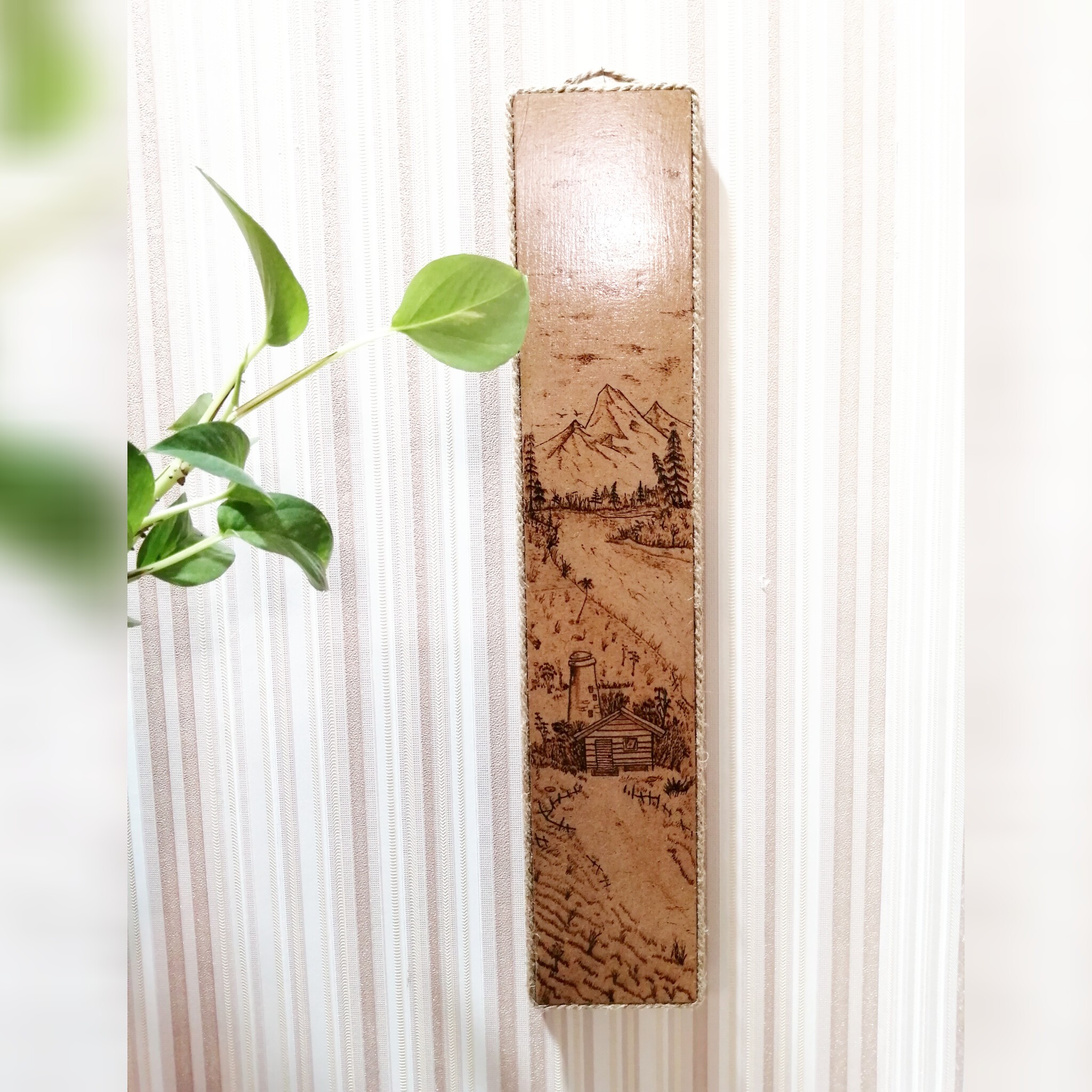 دکور  آویز  فانتزی  سوخته نگاری شده  طرح کوهستان 