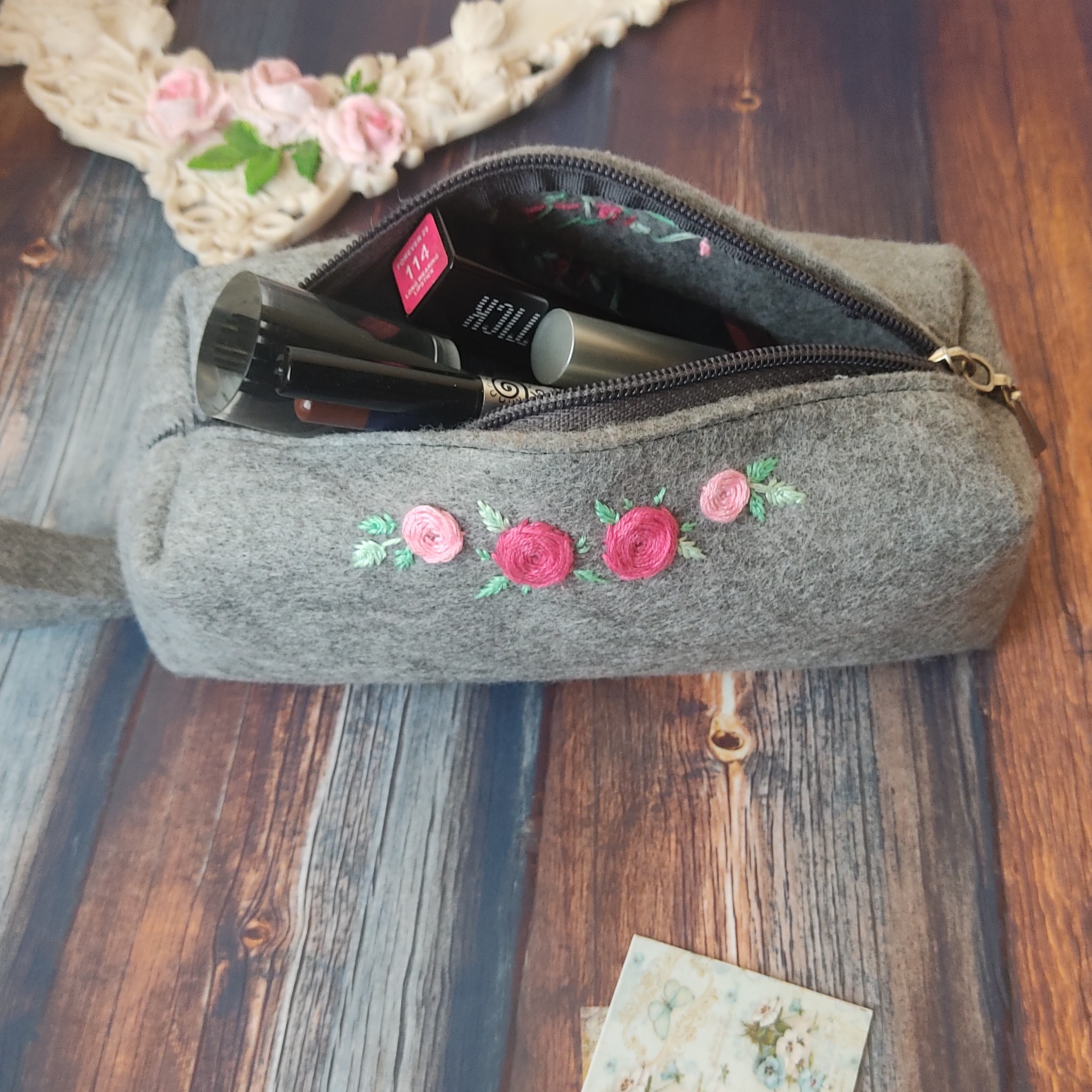 جامدادی و جای لوازم آرایش نمدی گلدوزی شده 