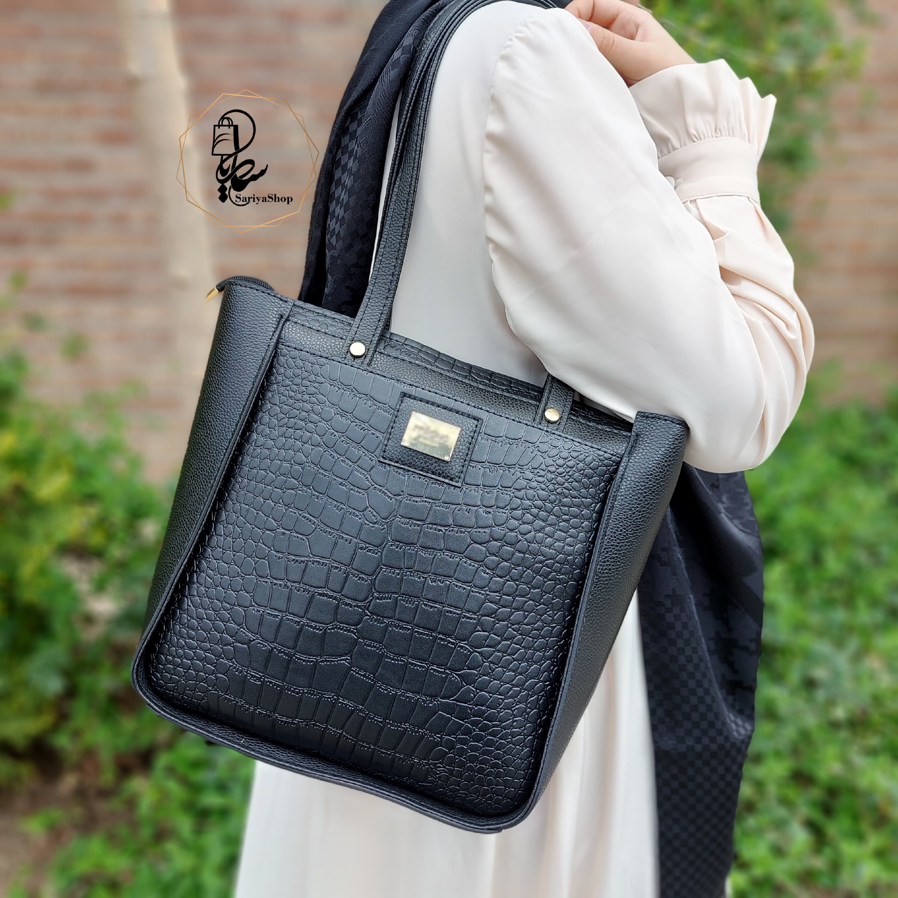 معرفی کیف بزرگ در عین حال بسیار کاربردی
جنسش چرم مصنوعی درجه یک هست
(طرح سنگ ریز)

روی کیف و پشت کیف یه مگنت خورده 