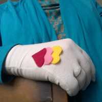 دستکش گل نمدی و گلدوزی شده