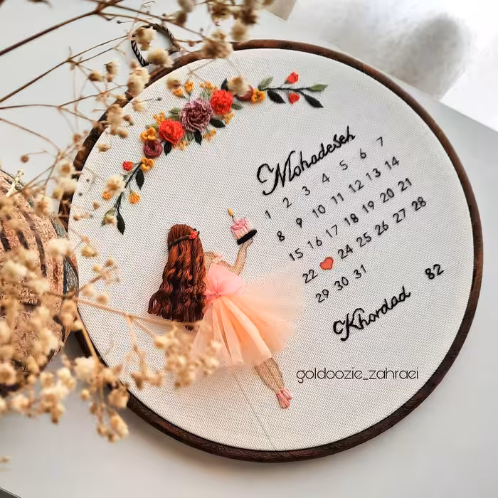 تابلو گلدوزی شده با دست طرح تولد دخترانه کارگاه ژله ای طرح چوب