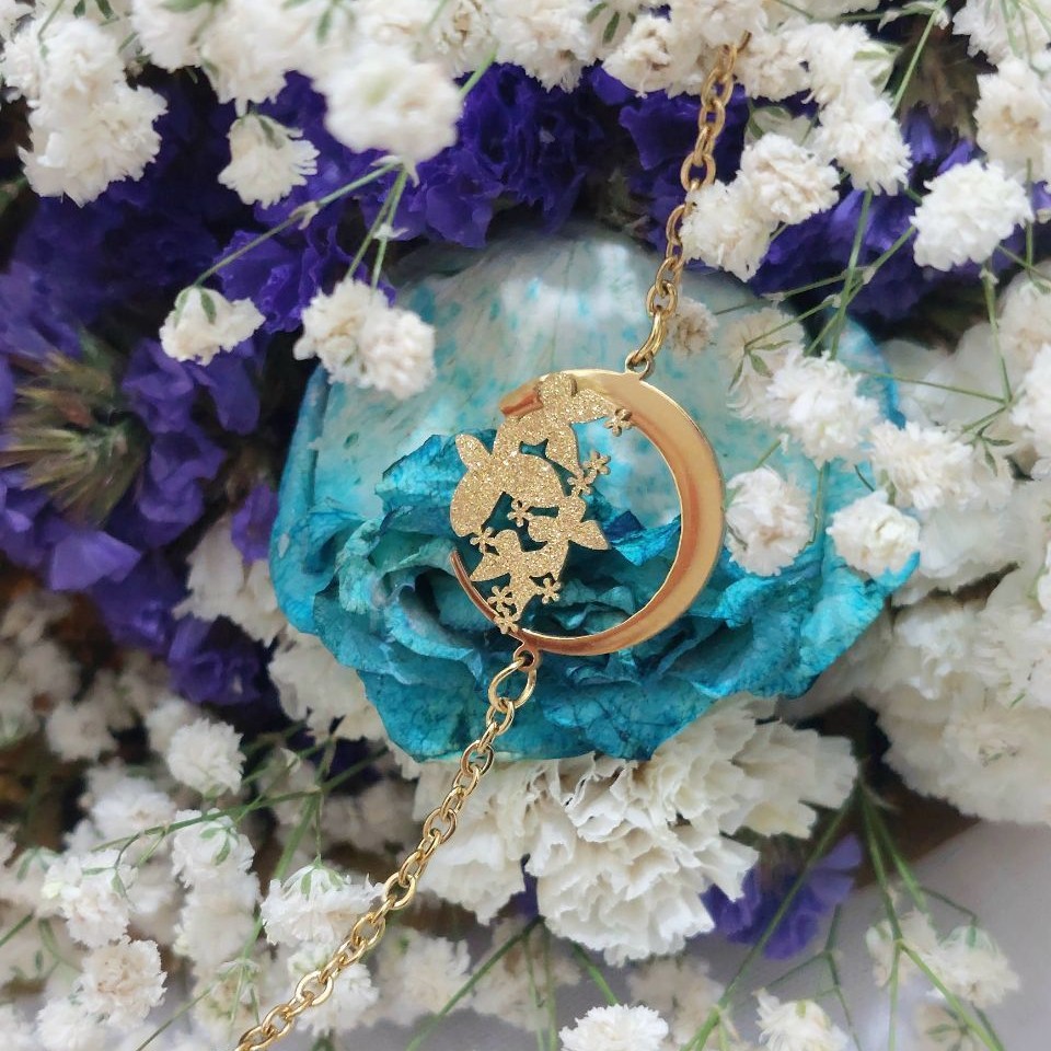 دستبند ظریف و خوشگل ماه و پروانه...