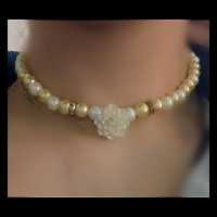 ست دستبند و گردنبند مروارید طلایی سفید 