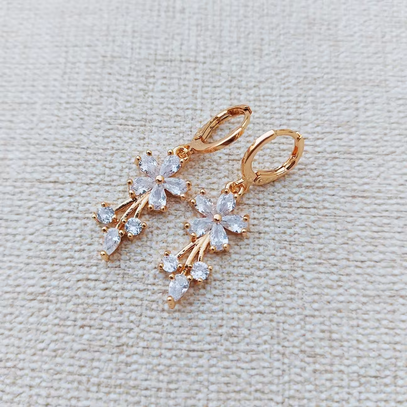 گوشواره دخترانه مجلسی آویزی طرح طلارنگ ثابت کیفیت عالی ارسال رایگان کد2