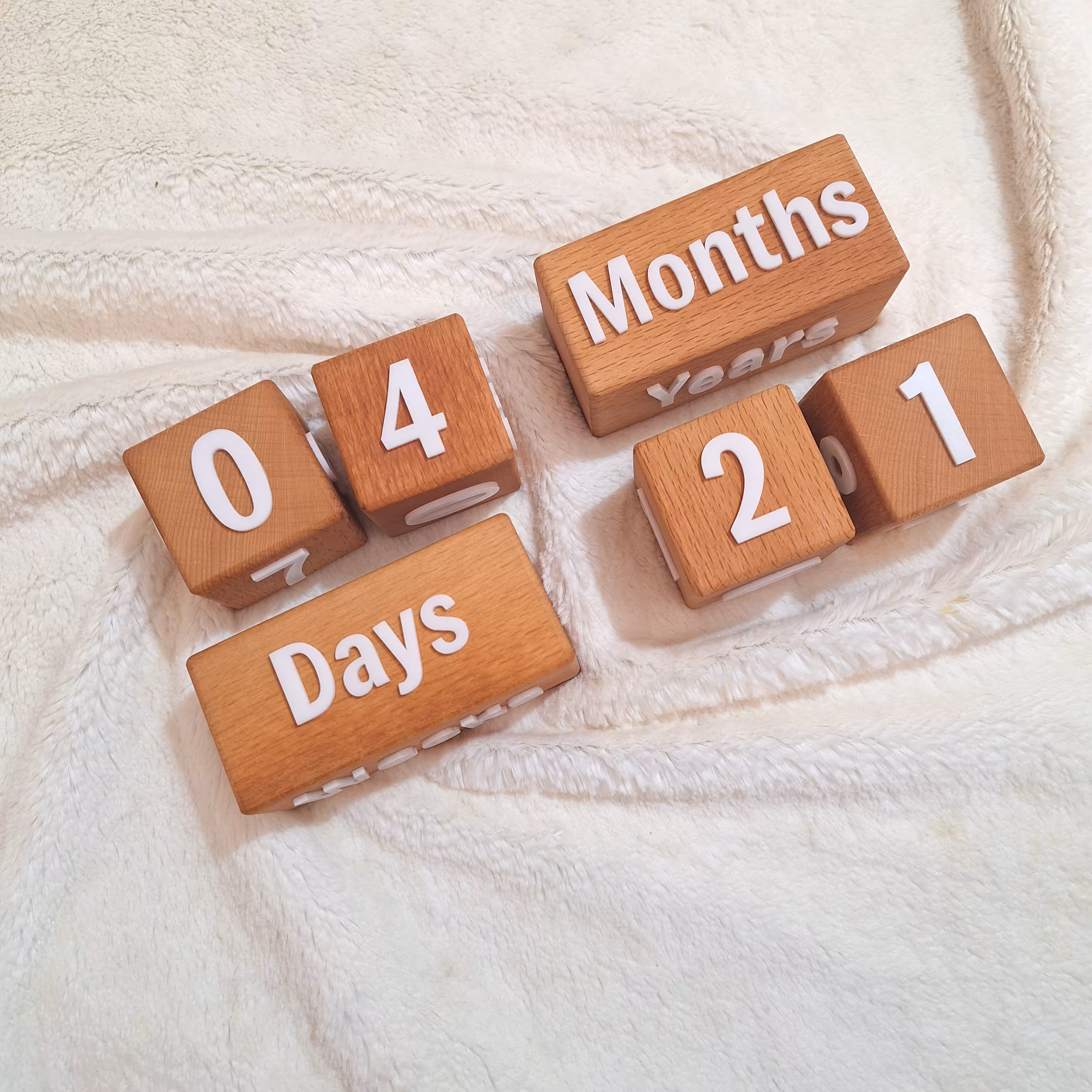 گاهشمار سه تکه چوب راش با حروف پلکسی