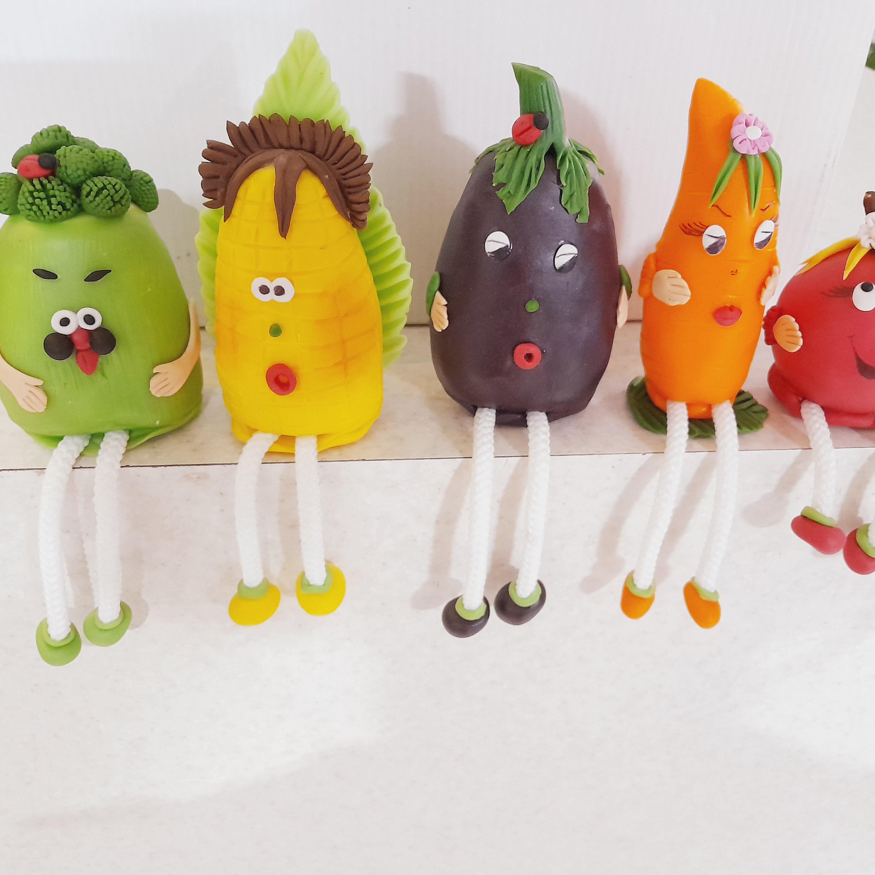 پک 5 تایی میوه و سبزیجات پا آویز ( پا شل) مناسب برای تزیین آشپزخانه و هود (پس کرایه)