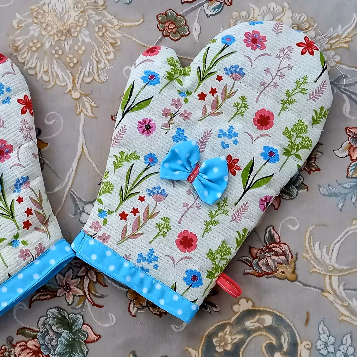 دستکش فر گل گلی زیباو با استحکام و جنس عالی،باقیمت بسیااار منااااسب،هرجفت،با تخفیف فقط:45000تومان