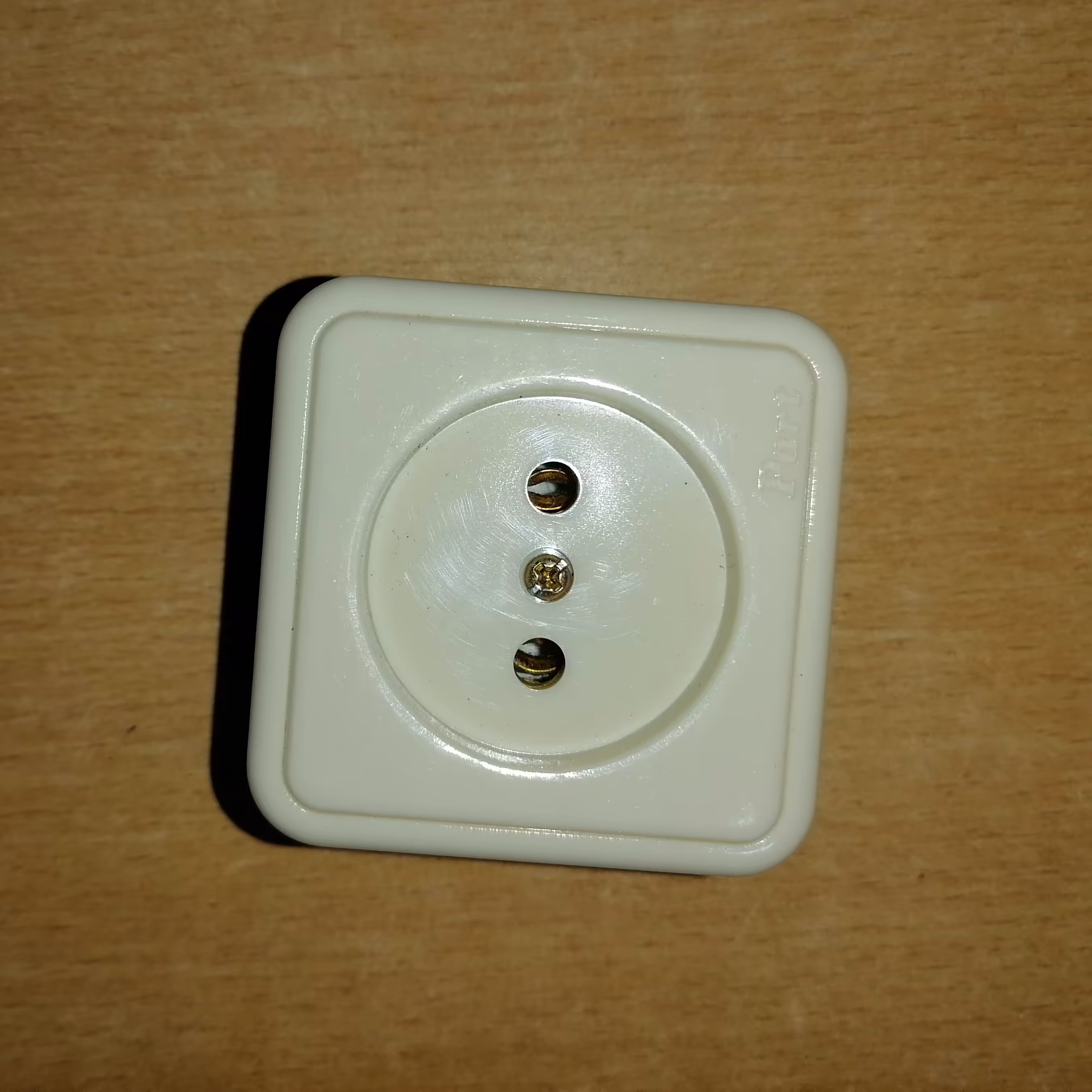 پریز برق روکار