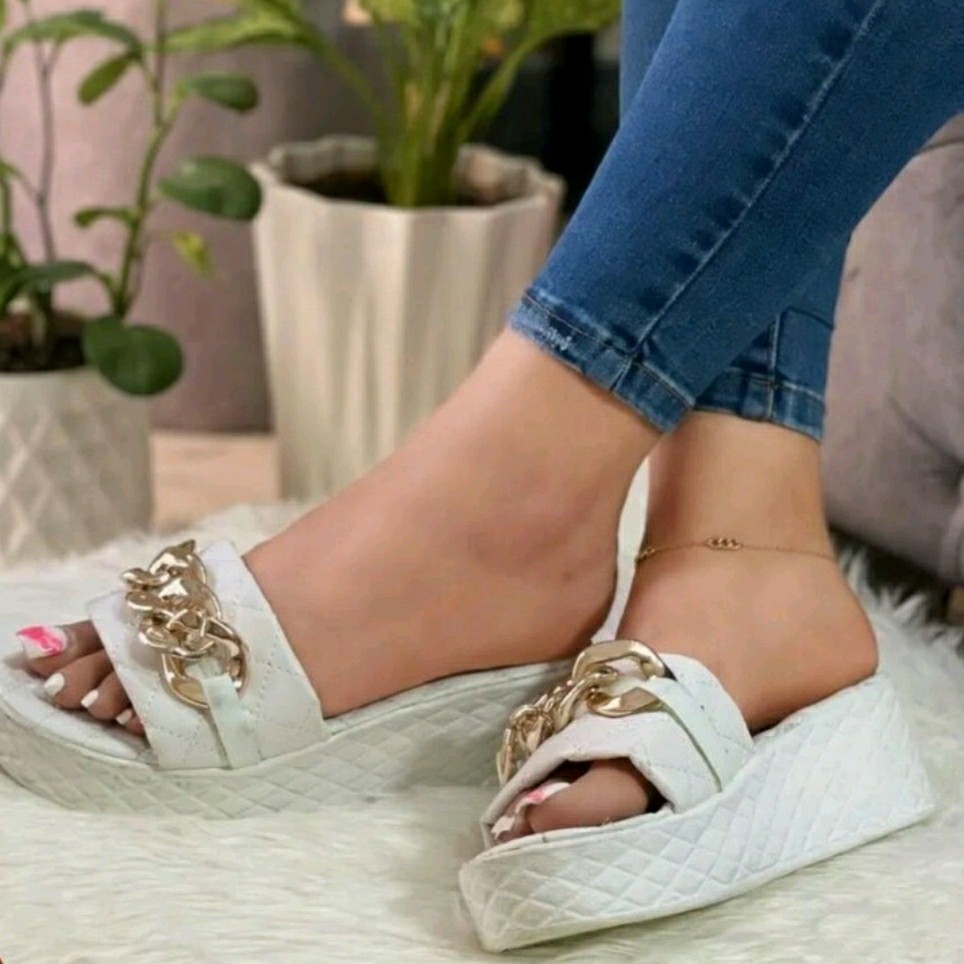 صندل زنانه روفرشی سفید