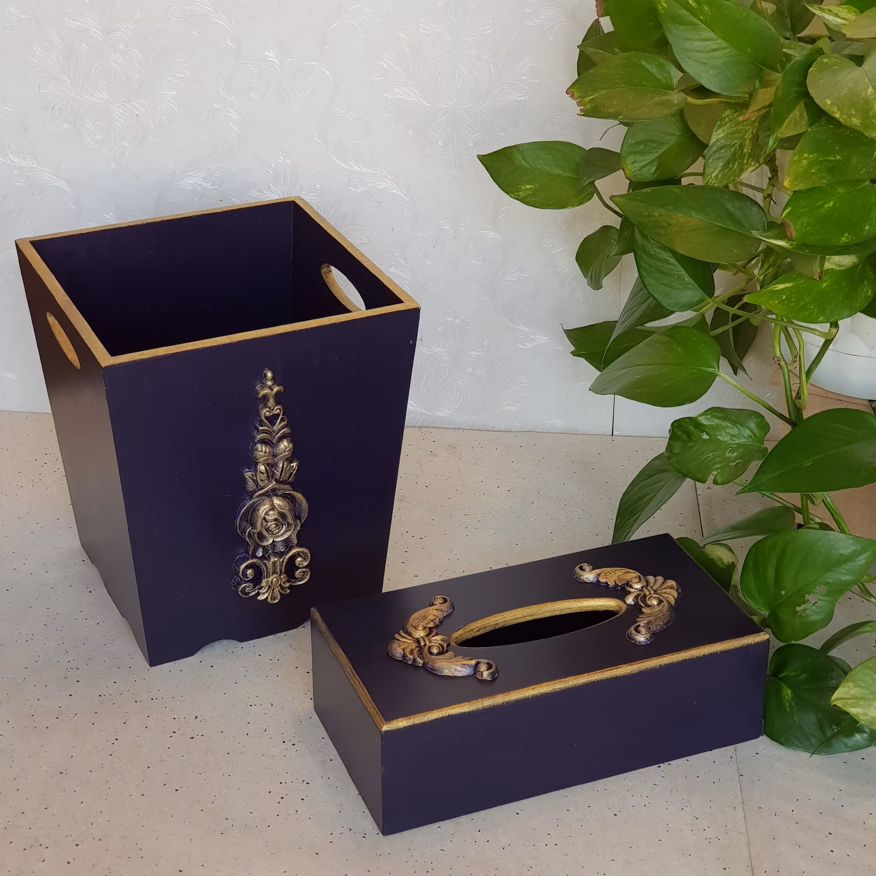 ست سطل و جادستمال به رنگ بادمجونی و طرح نمامنبت طلایی