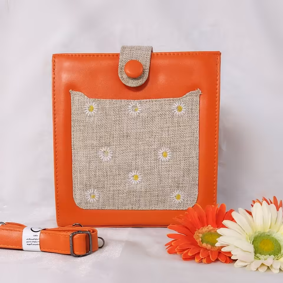 کیف دوشی دخترانه مدل بابونه.دارای سه خانه و بند بلند