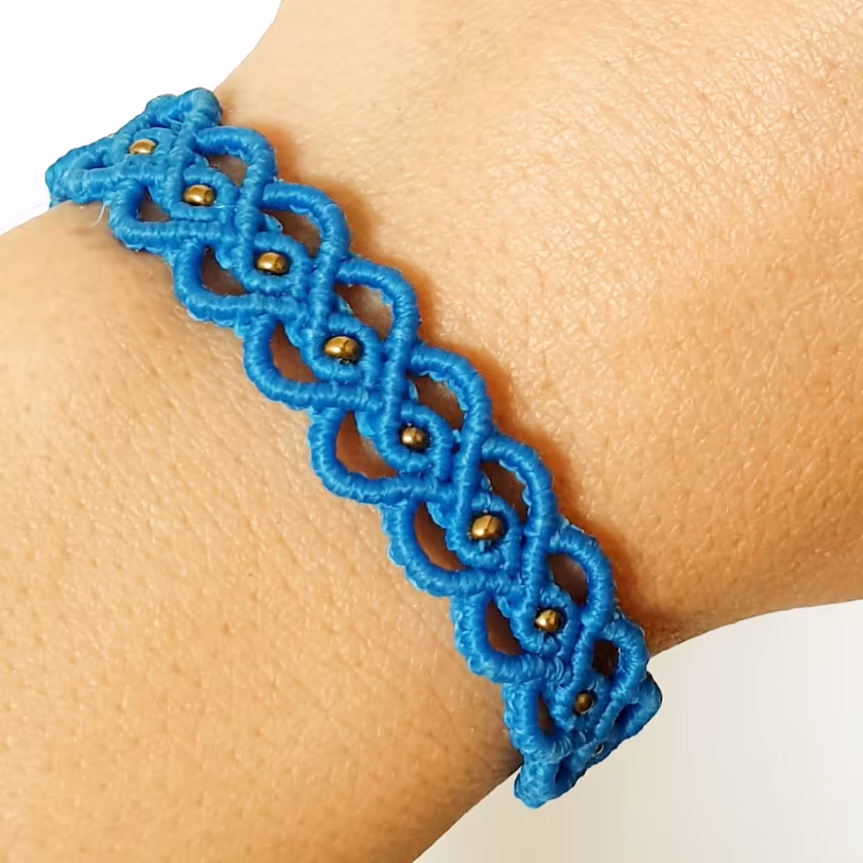 دستبنددخترانه وزنانه بافت میکرومکرومه،مدل قلب ،رنگ فیروزه ای،انتهای کارگره کشویی قابل تنظیم