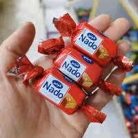 شکلات نادو شونیز قرمز (یک کیلو) کاراملی با روکش کاکائو