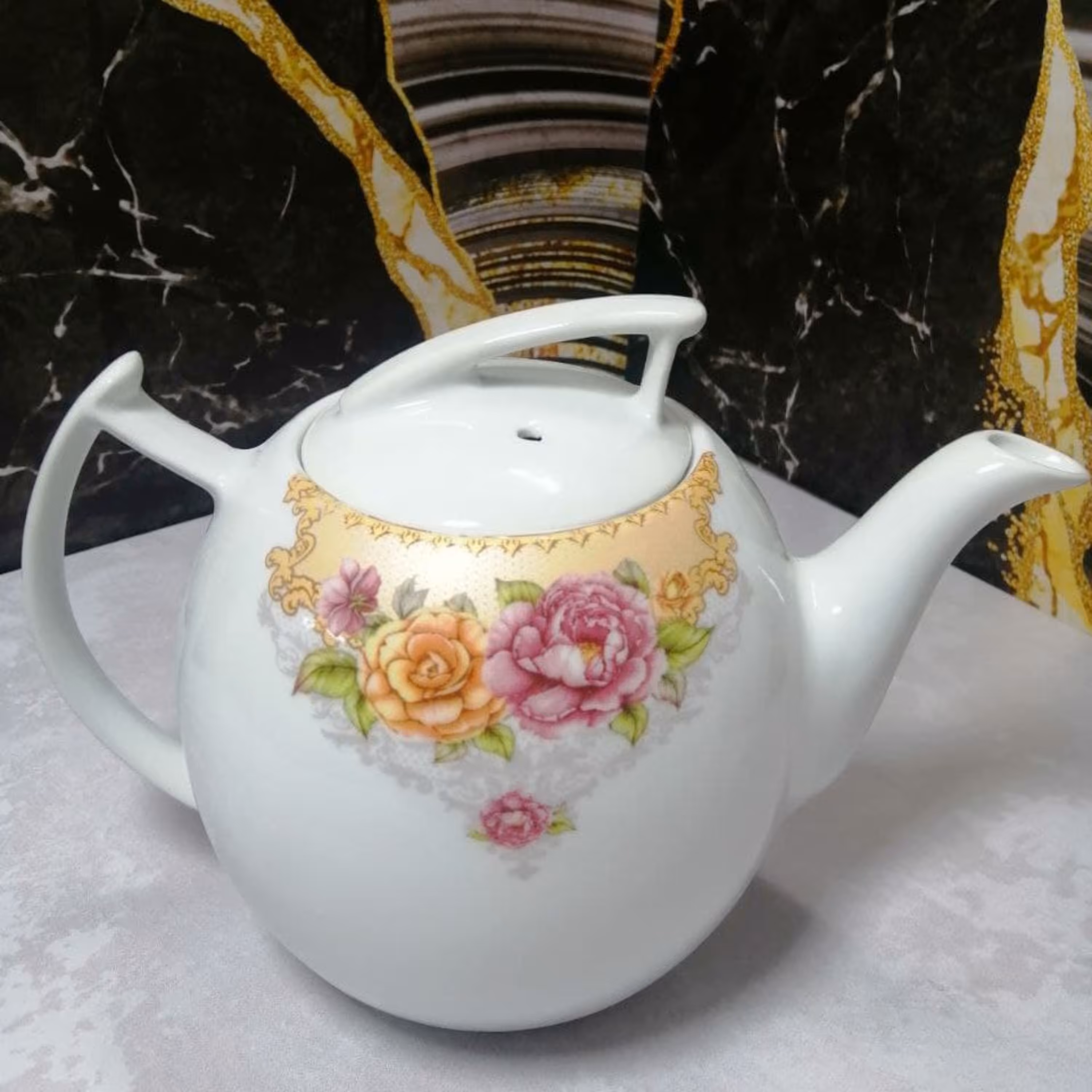 قوری چینی نگین سایز متوسط تهیه شده از بهترین مواداولیه پذیرایی چای دمنوش باکیفیت