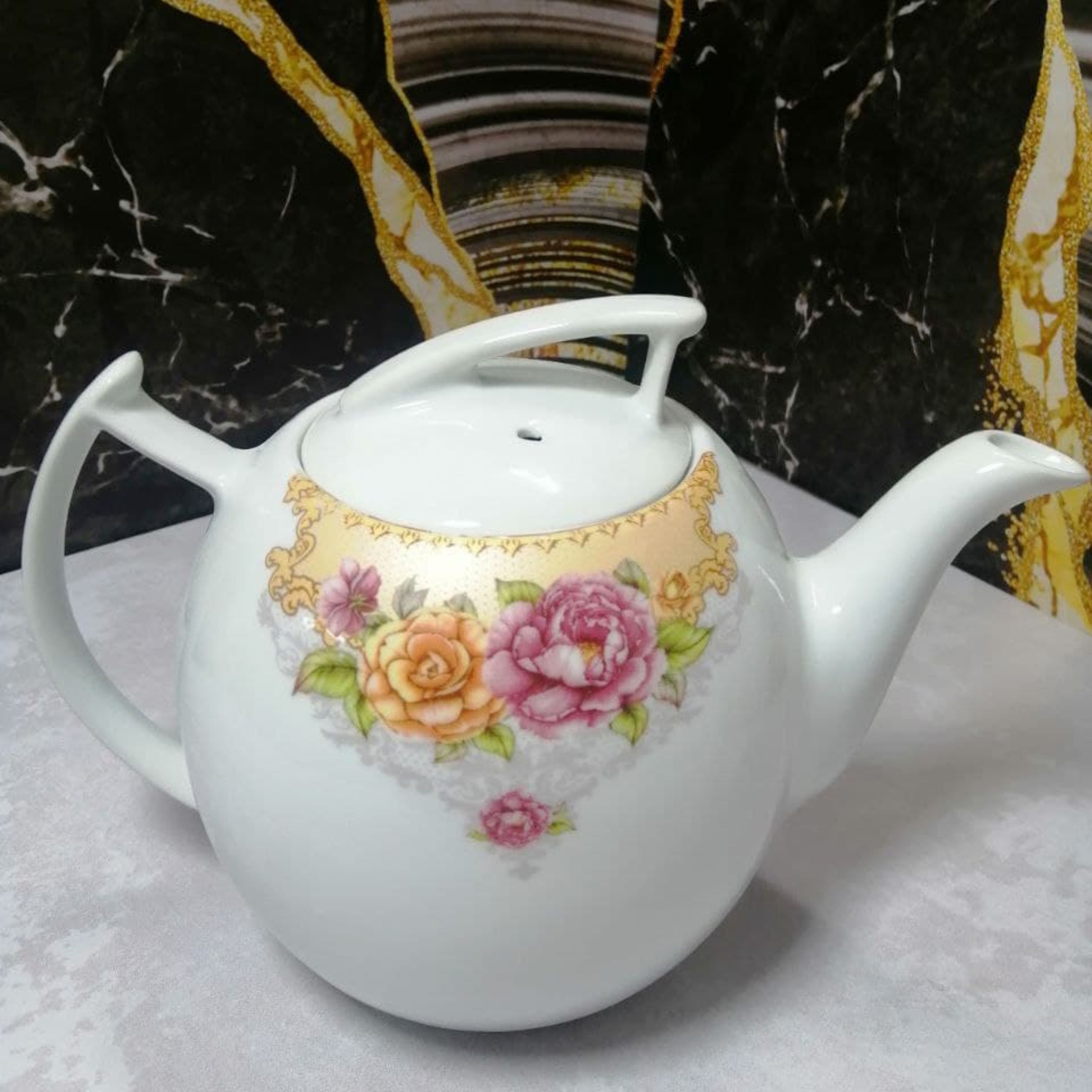 قوری چینی نگین سایز متوسط تهیه شده از بهترین مواداولیه پذیرایی چای دمنوش باکیفیت