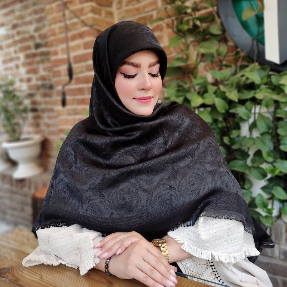 روسری نخی ابریشم ژاکارد دورو لمه دار.