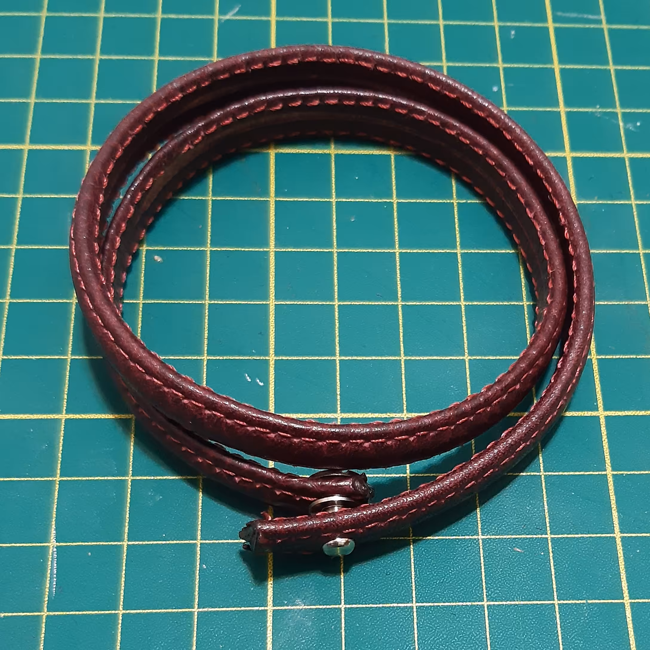 دستبند چرم طبیعی زرشکی مغزی داردوردوز شده 46در1سانتیمتر  باگیره میخی نقره ای  طول حداقل دودور مچ دست