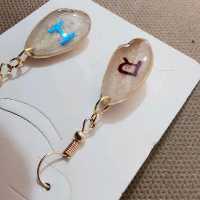 گوشواره دست ساز اپوکسی کاج مدل حروف طرح پسته طبیعی برند EK