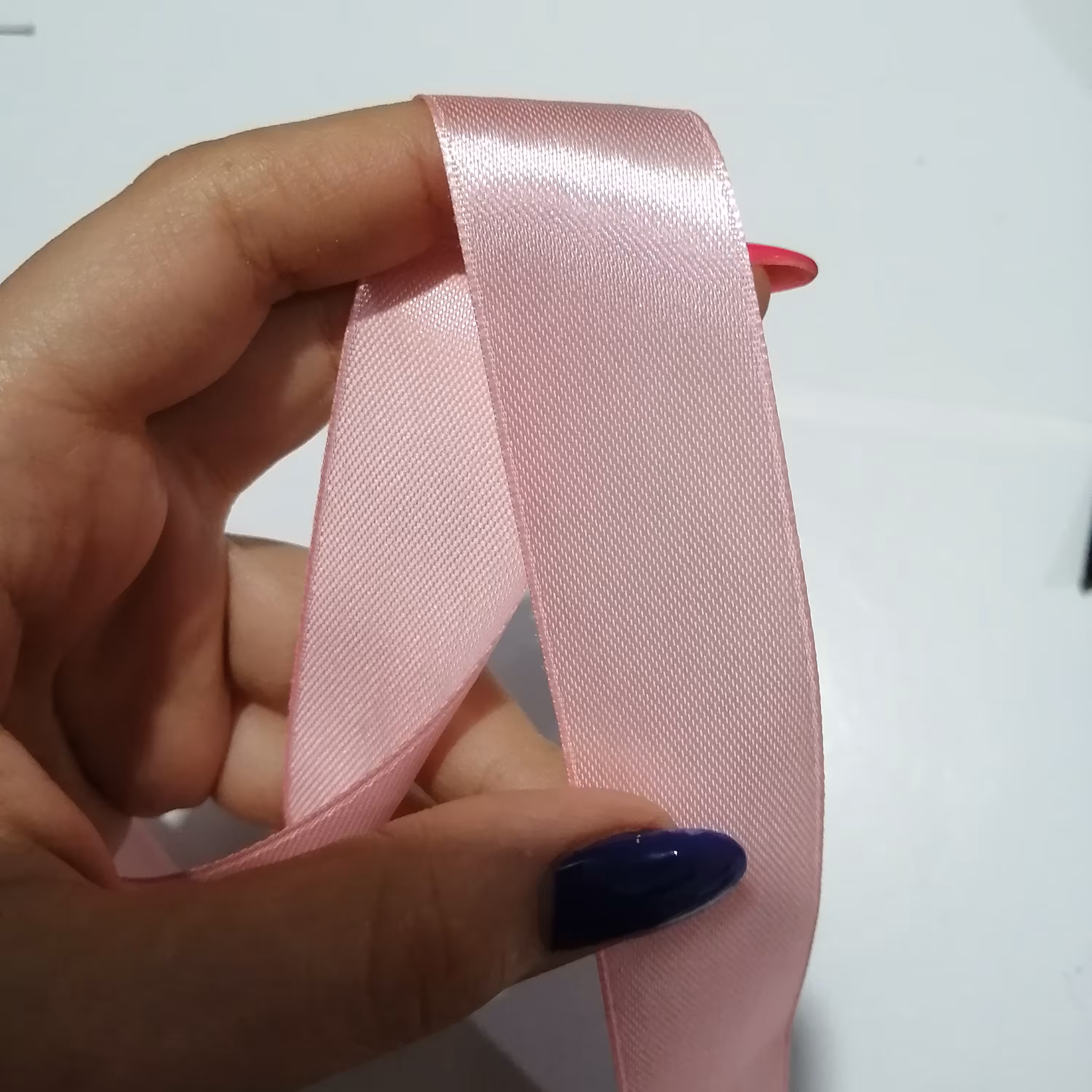 روبان ربان ساتنی  رنگ صورتی یک عرض دو  و نیم سانت طول یک متر 