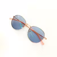 عینک میگرن  عینک طبی بدون نمره با عدسی فتو بلوکنترل مخصوص مناسب همه افراد به خصوص افراد میگرنی و حساس به انواع نور 