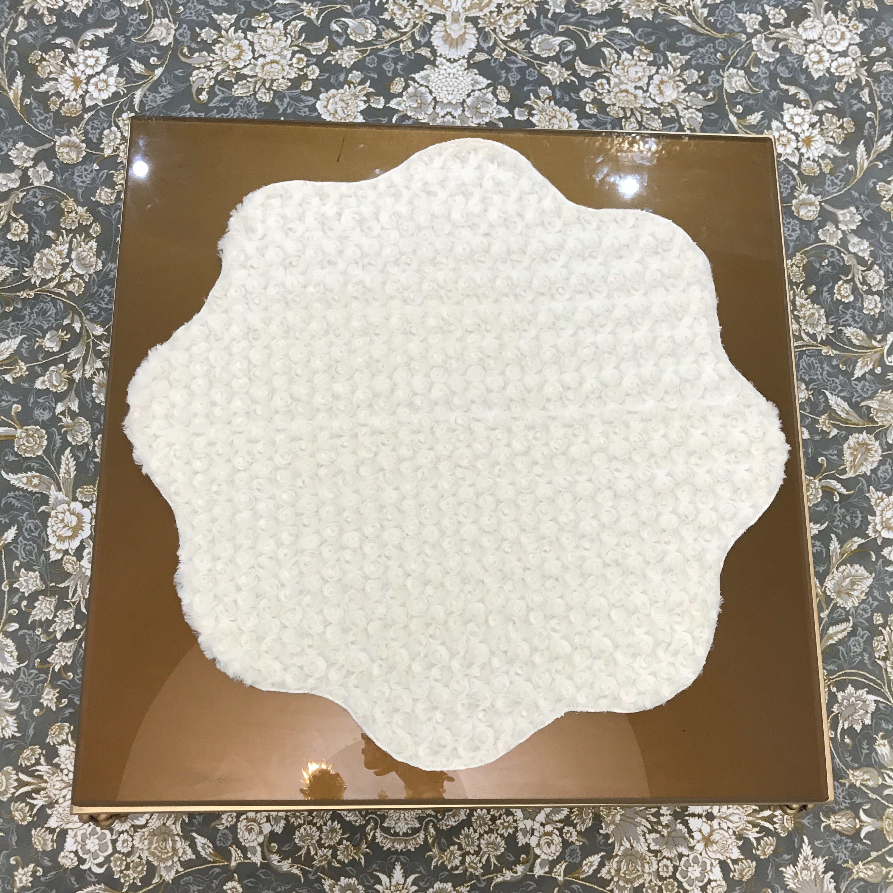 خز رومیزی طرح رز رنگ شیری کرمی 