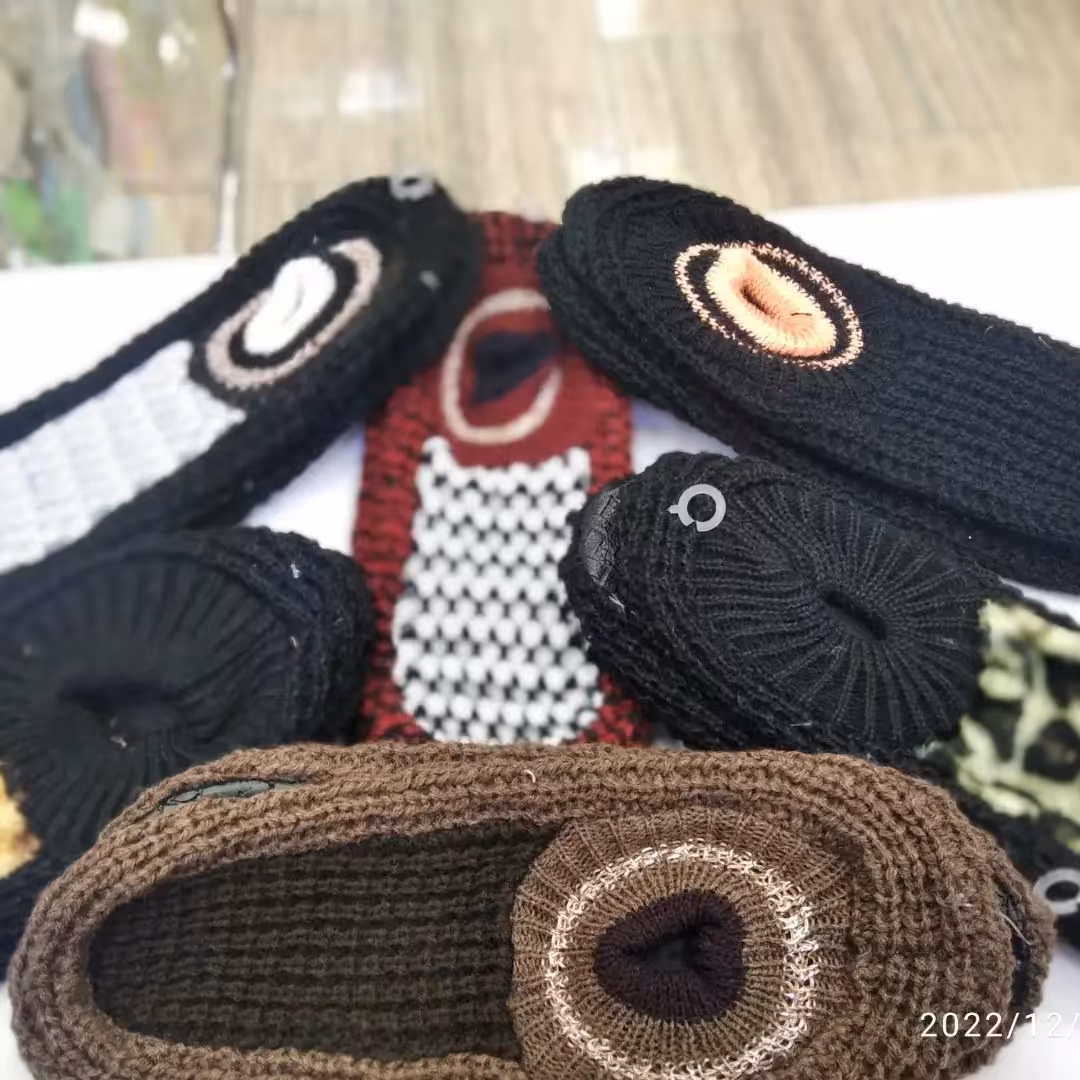 جوراب پاپوش زنانه و مردانه در طرح های سنتی  کف چرم تو خزدار 