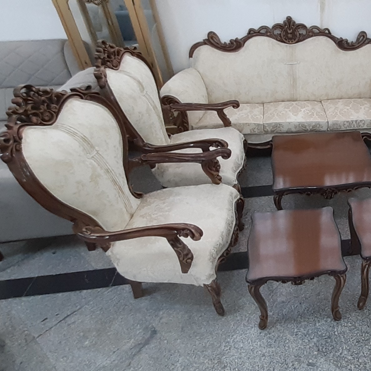 مبل سلطنتی افسون 9 نفره چوب راش و گردو درجه یک تعداد نشیمن 1عدد 3نفره 4عدد تک نفره 2عدد میزبان و3عدد جلو مبلی و عسلی