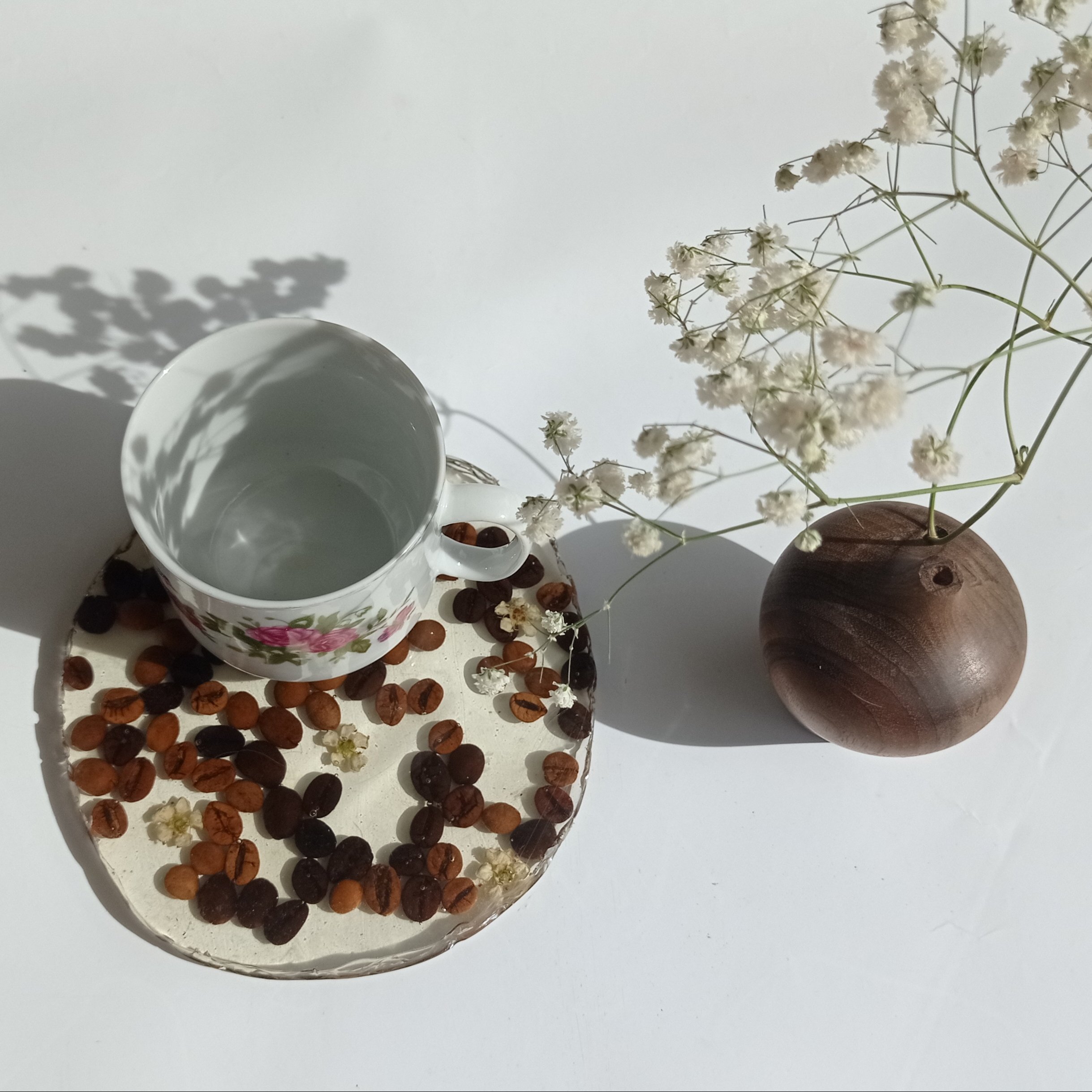 زیرلیوانی با دانه های قهوه و ورق طلا قابل اجرا در فرم های دلخواه سایز 15 سانت