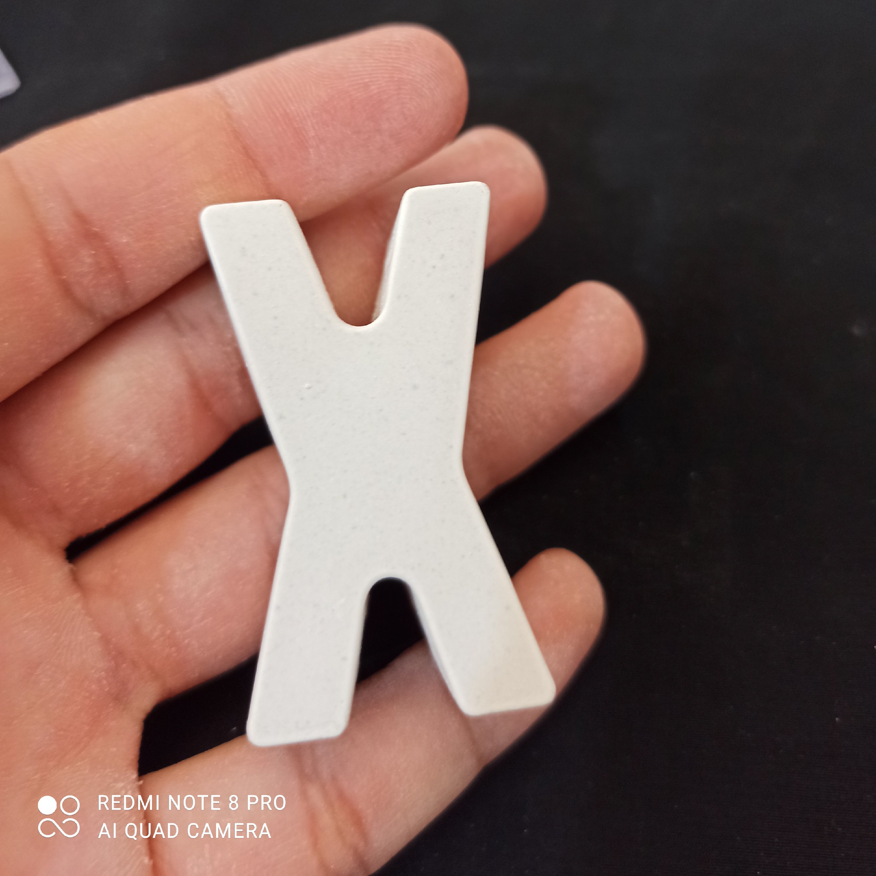 بیس خام حرف X ، فونت ساده 5 سانتی متری ، جنس بتنی سنگی ، ضخامت 2 سانتی متر