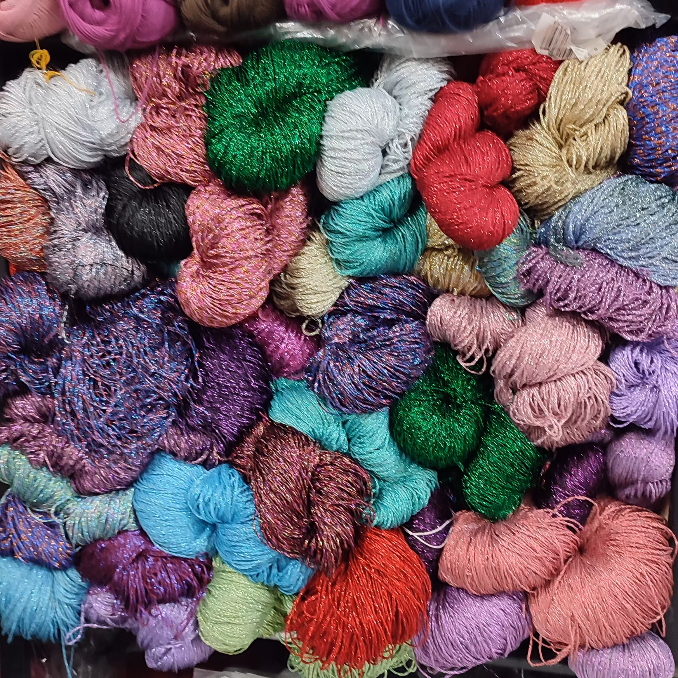 لمه زری دار براق باکیفیت عالی سبک و خوش بافت هر  کلاف 200گرم با بافتی شیک و جذاب خصوصا برای بافت های مجلسی و قلاببافی