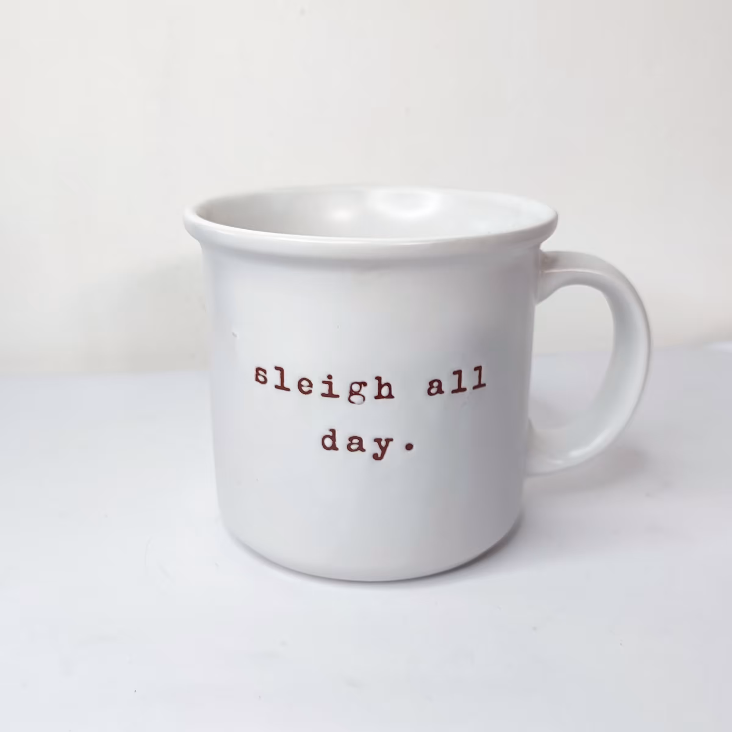 لیوان،  ماگ سرامیکی خارجی بدون درب لعاب داخل و بیرون ماگ یکدست و با کیفیت بالا،  طرح روی ماگ حکاکی شده 