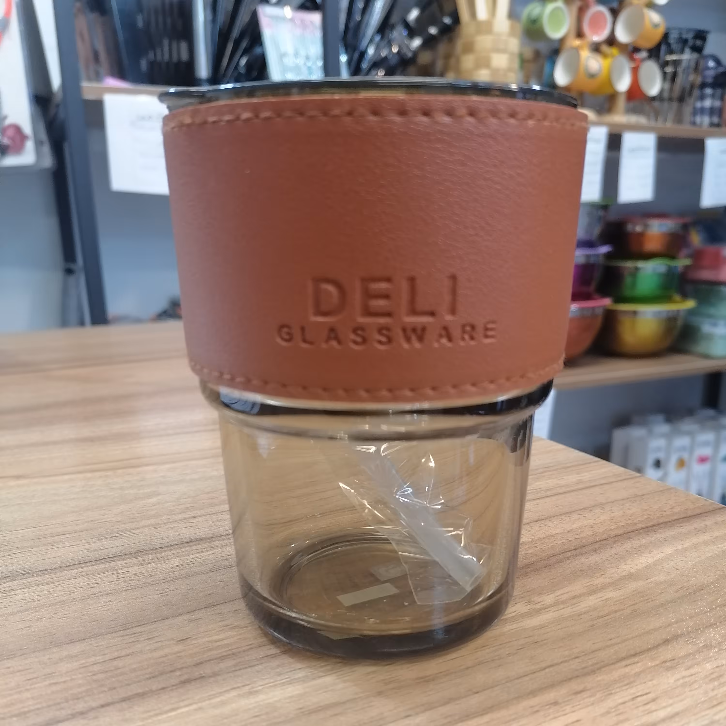 لیوان قهوه ای نی دار و دور چرمی مخصوص چای و دم نوش و غیره