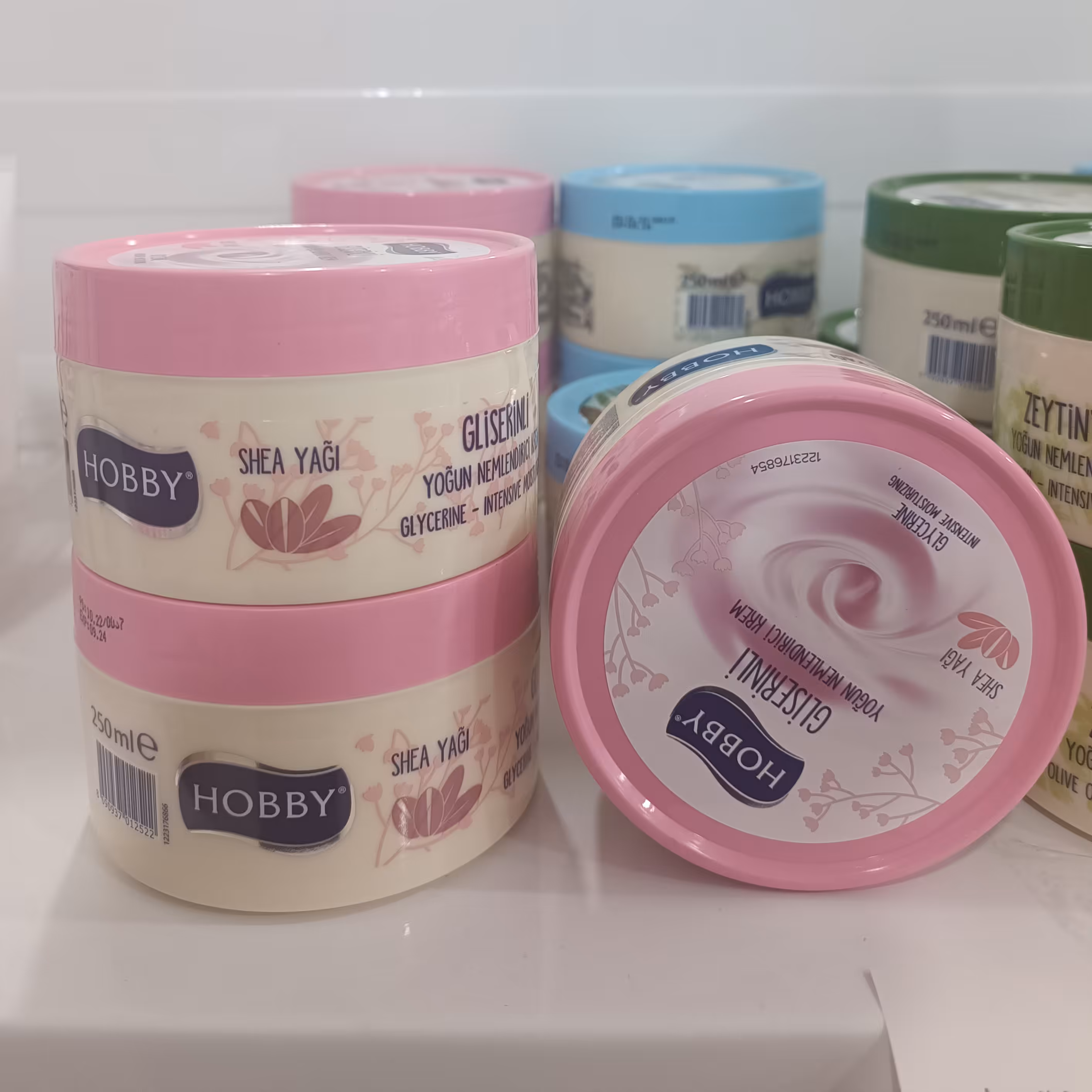 کرم مرطوب کننده حاوی گلیسیرین و شی باتر هوبی Hobby