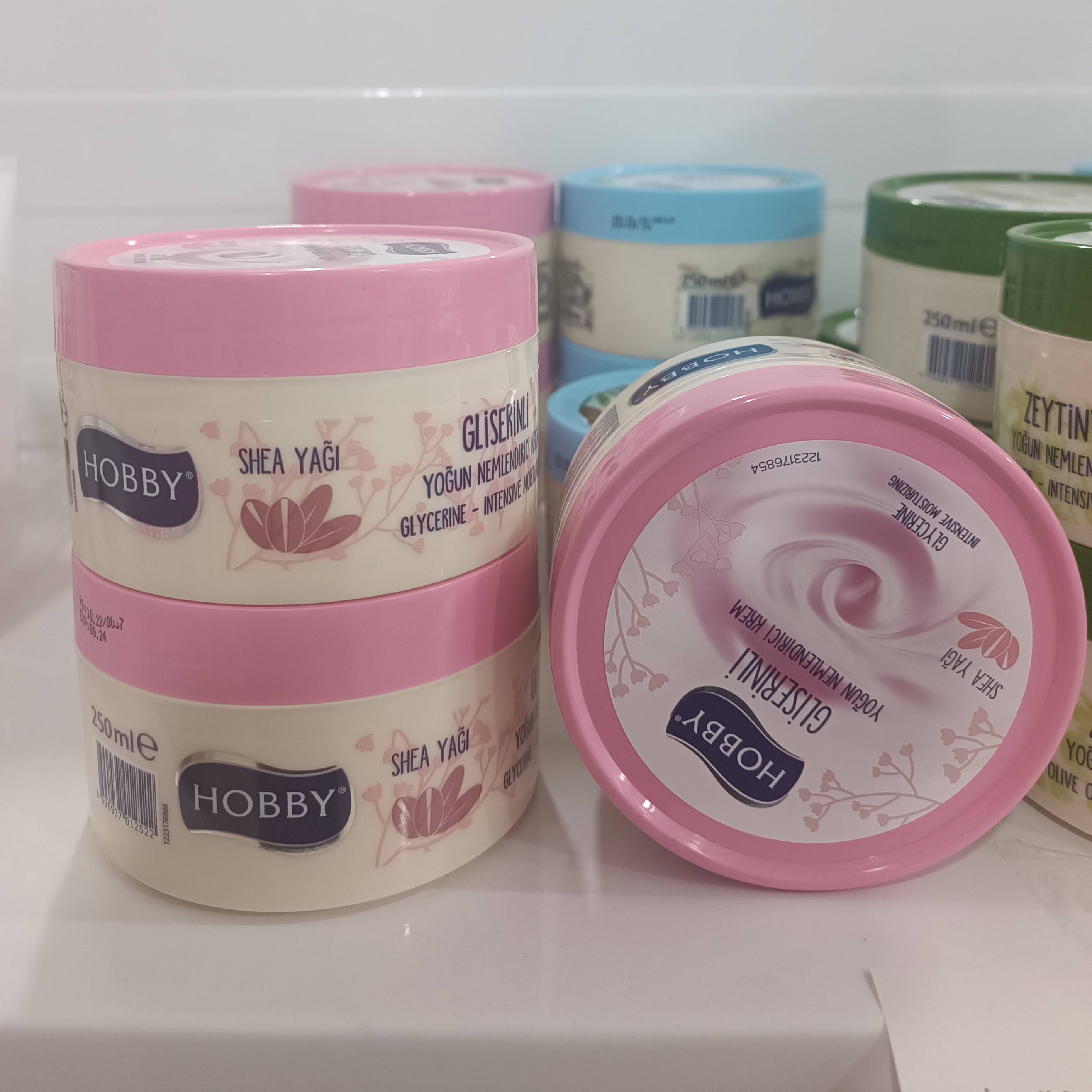 کرم مرطوب کننده حاوی گلیسیرین و شی باتر هوبی Hobby