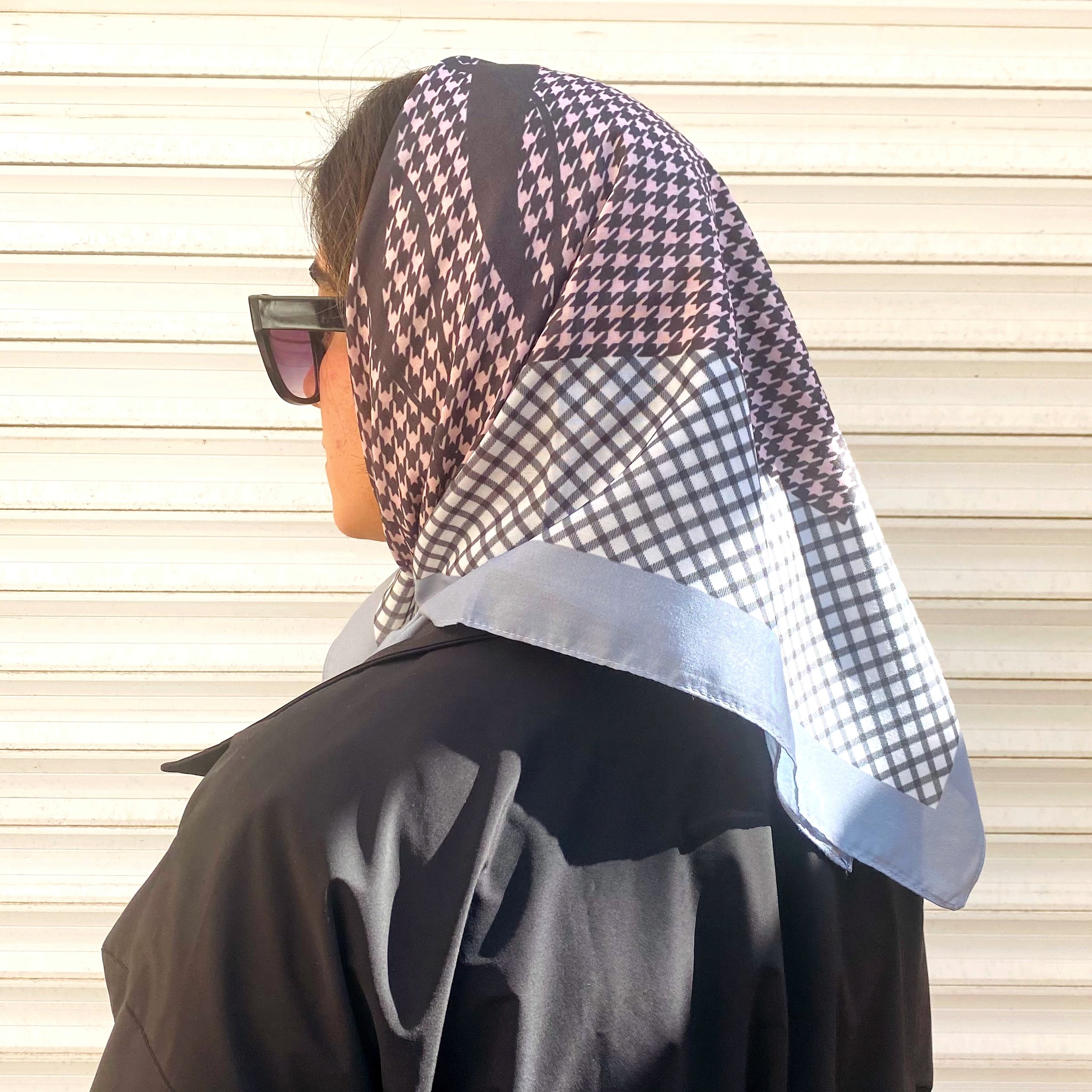 مینی اسکارف پاییزی پیچازی صورتی سایز 70 در 70تک رنگ و شیک 