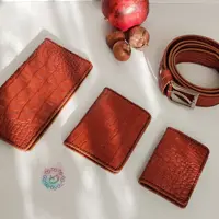 کیف پول و کمربند و جاکارتی چرم طبیعی  دستدوز رنگ عسلی دستدوز  بهترین هدیه برای روز مرد و روز پدر 