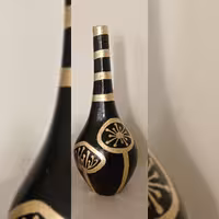 گلدان تک سفالی مشکی طلایی