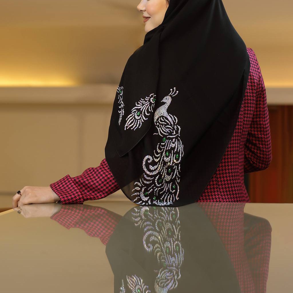 روسری کرپ مجلسی نگین کار شده (2)