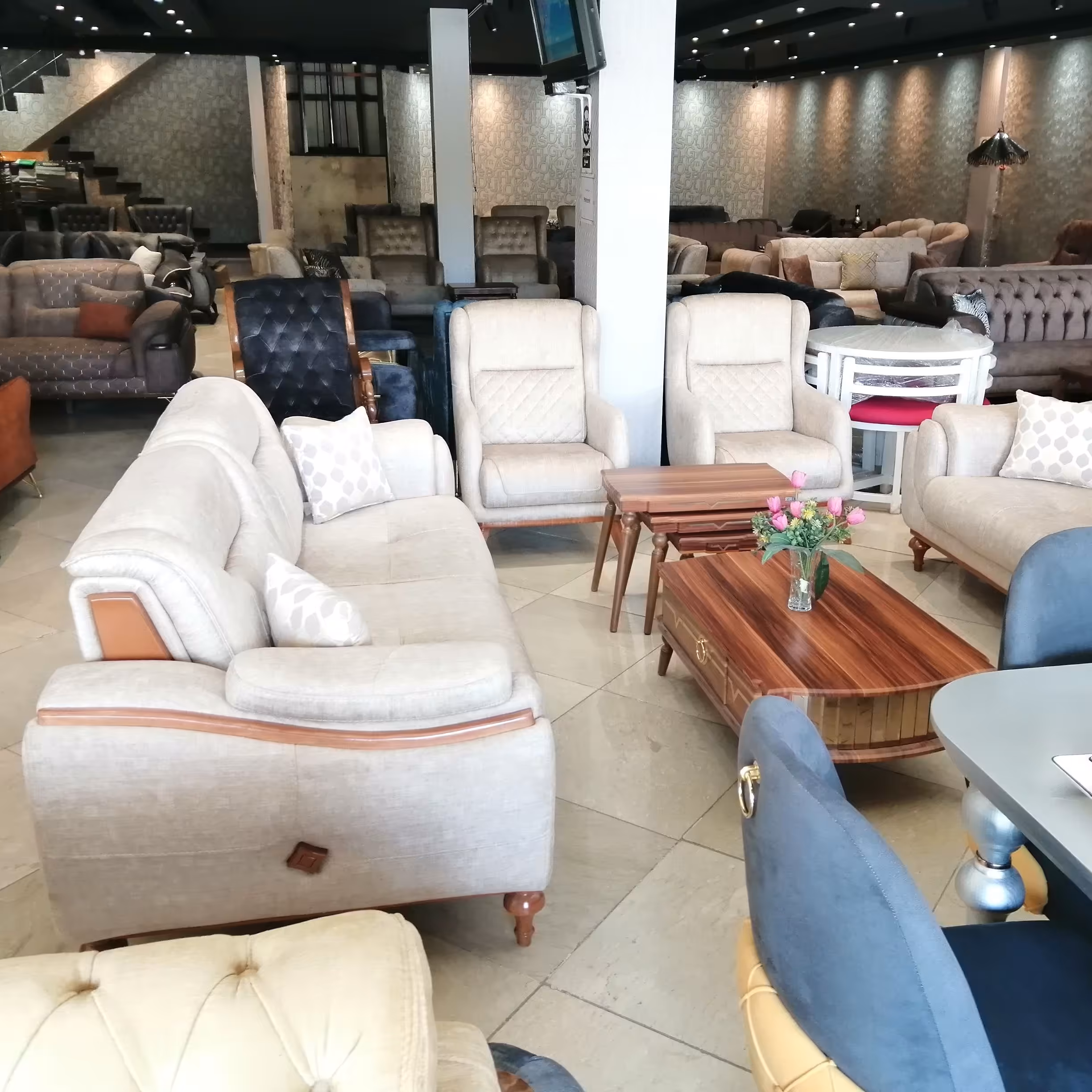 مبلمان  مدل مامفروت ست 8 نفره 1،1،3،3  ترکیبی نوین هزینه ارسال به صورت پسکرایه میباشد و عهده مشتری