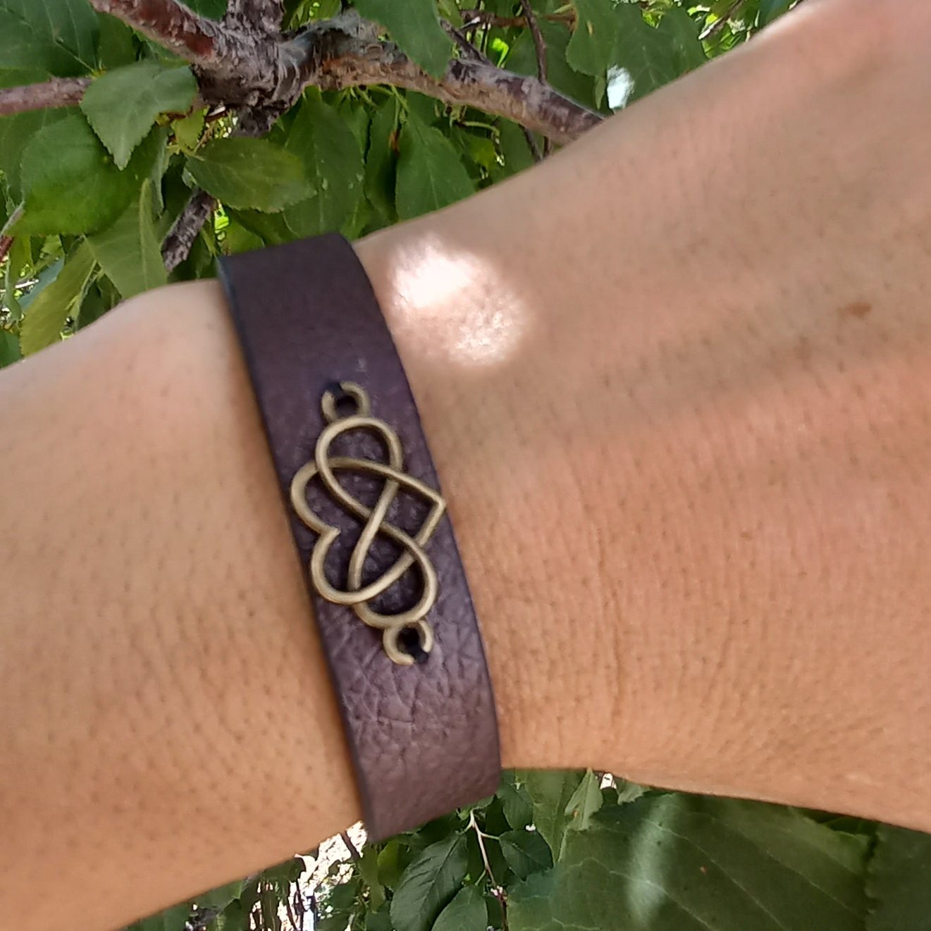 دستبند چرمی با طرح دلخواه روی آن