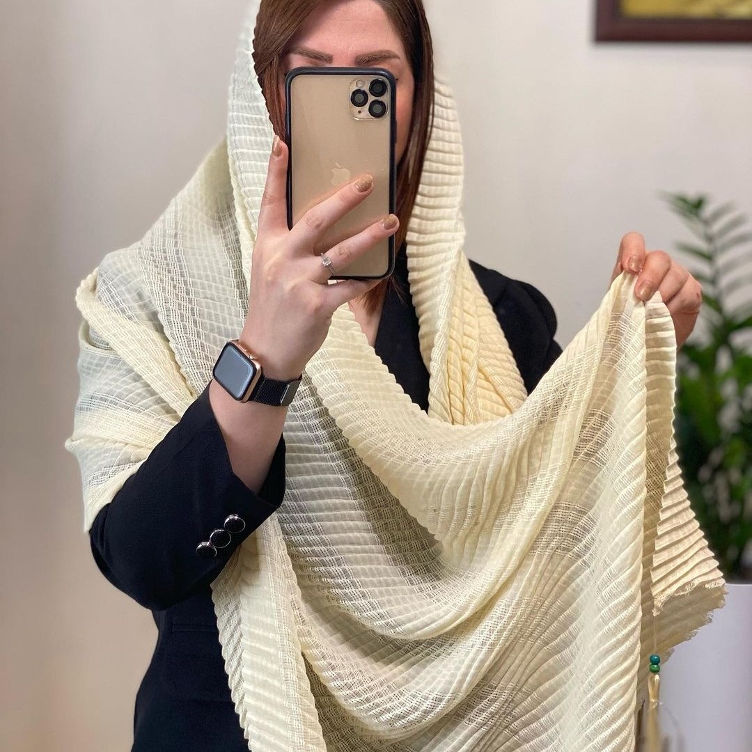 شال پلیسه حصیری به رنگ شیری منگوله چوبی