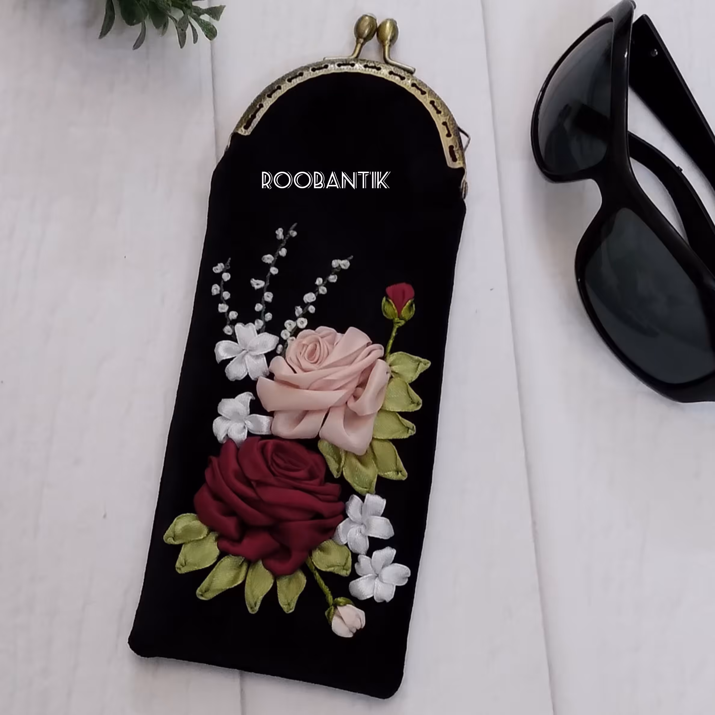 کیف مخمل دهنه فلزی عینک روباندوزی شده 