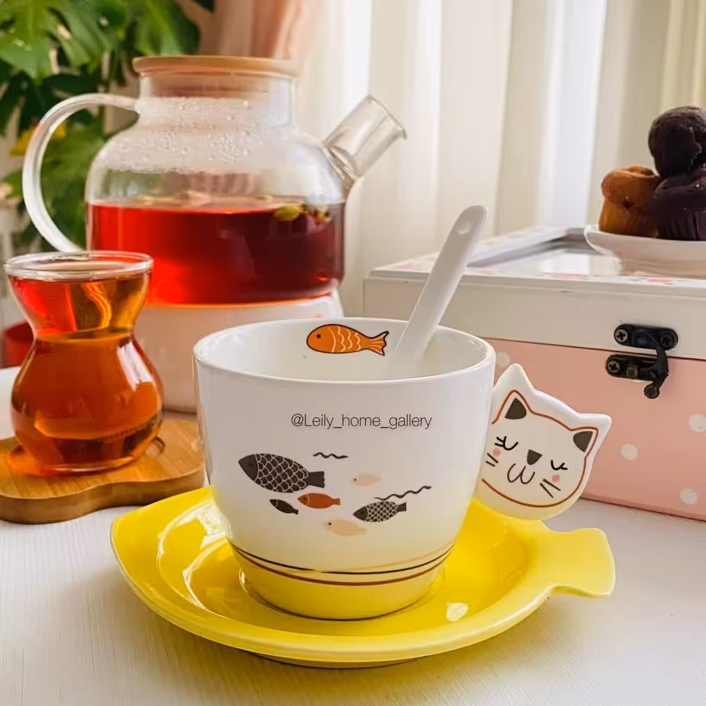 ماگ سرامیکی طرح گربه ملوس همراه قاشق سرامیکی  و نعلبکی 