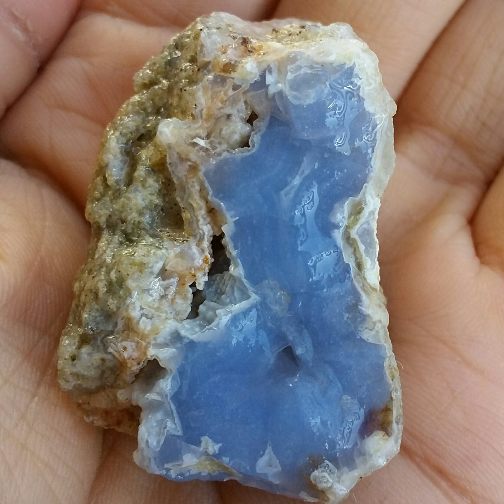 سنگ راف عقیق آبی بسیار پر رنگ محشر 
100درصد طبیعی
شاهکار خلقت
تکراار نشدنی
