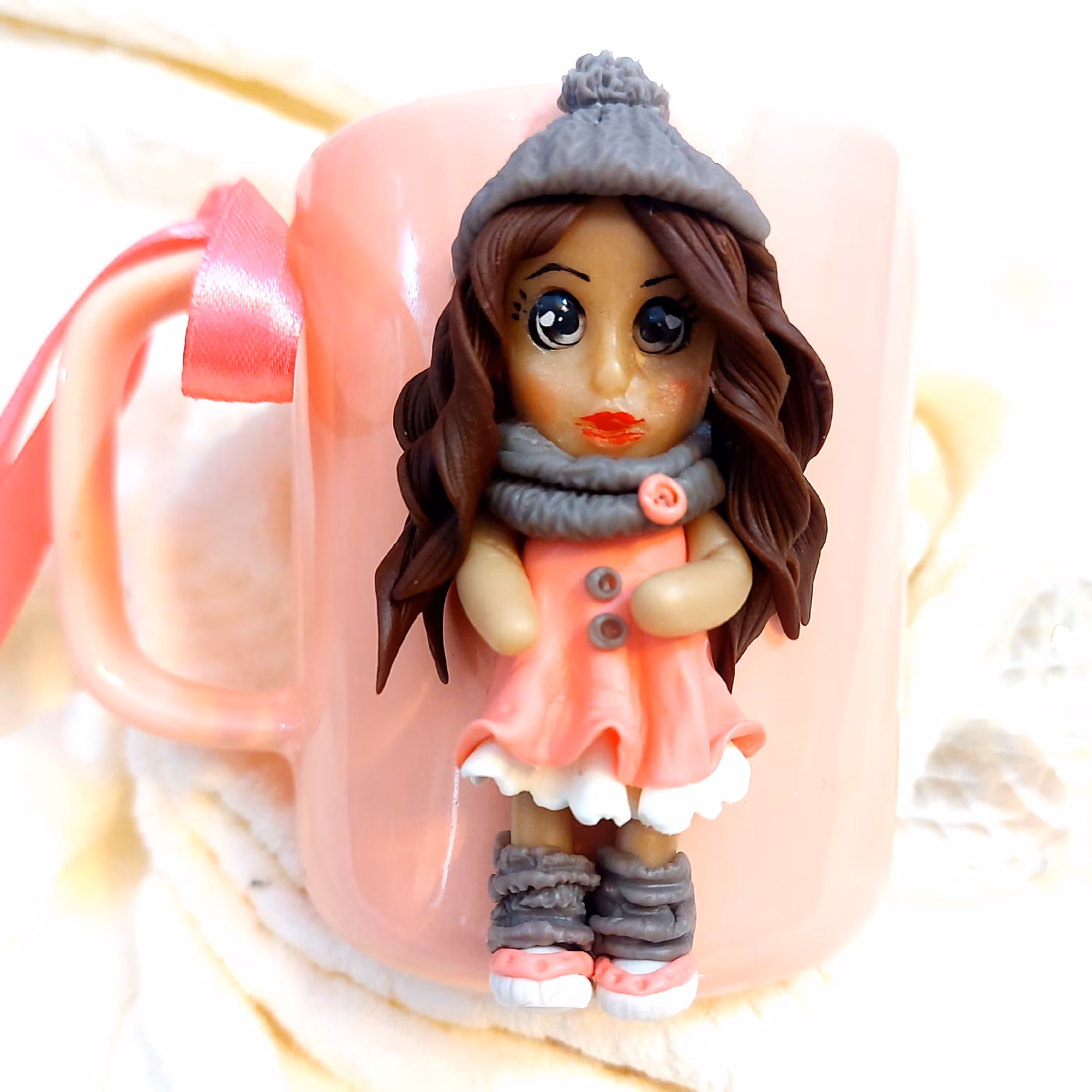 ماگ دختر قابل سفارش در رنگهای صورتی و ابی طوسی و لیمویی