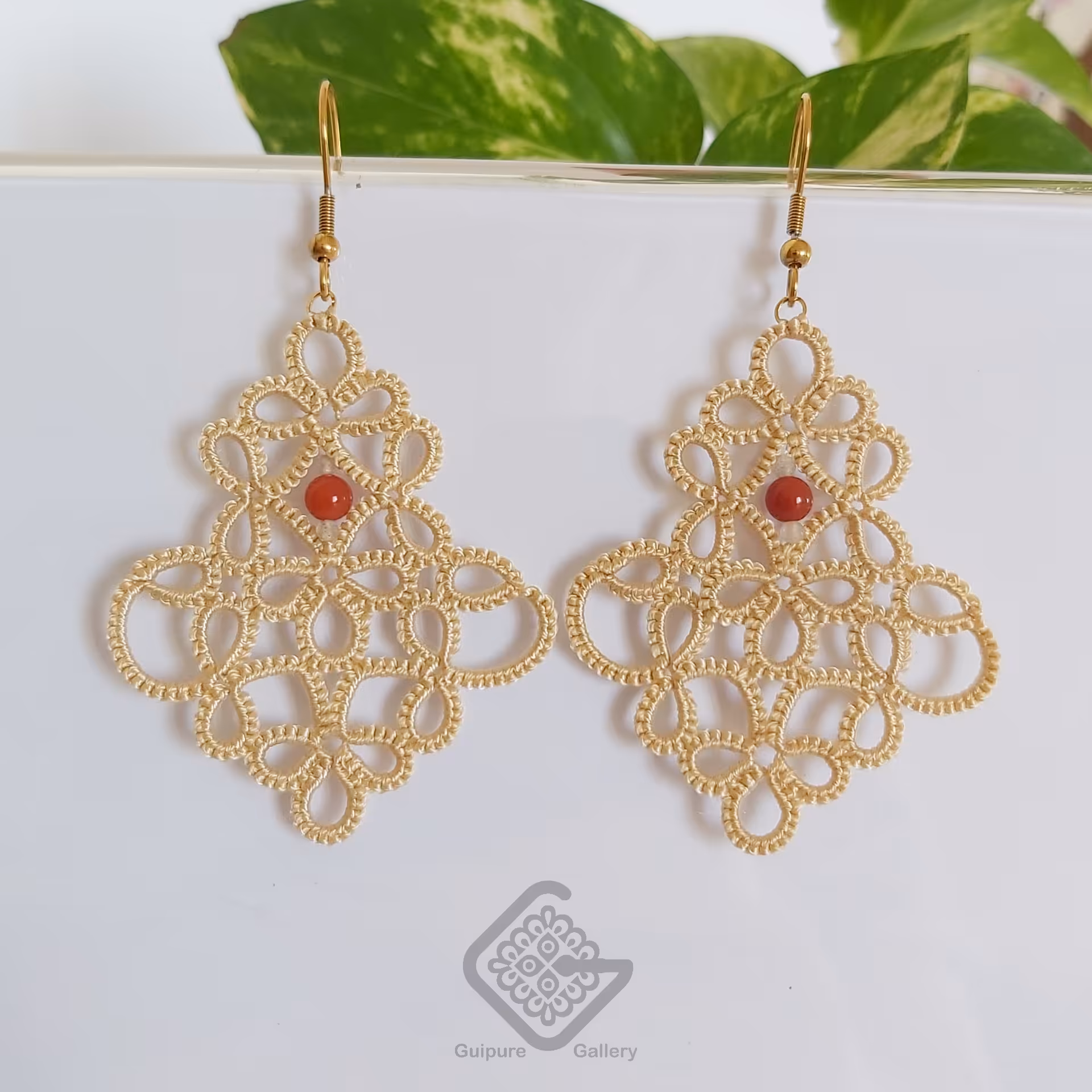 گوشواره گیپور دستباف با تزئین سنگ عقیق