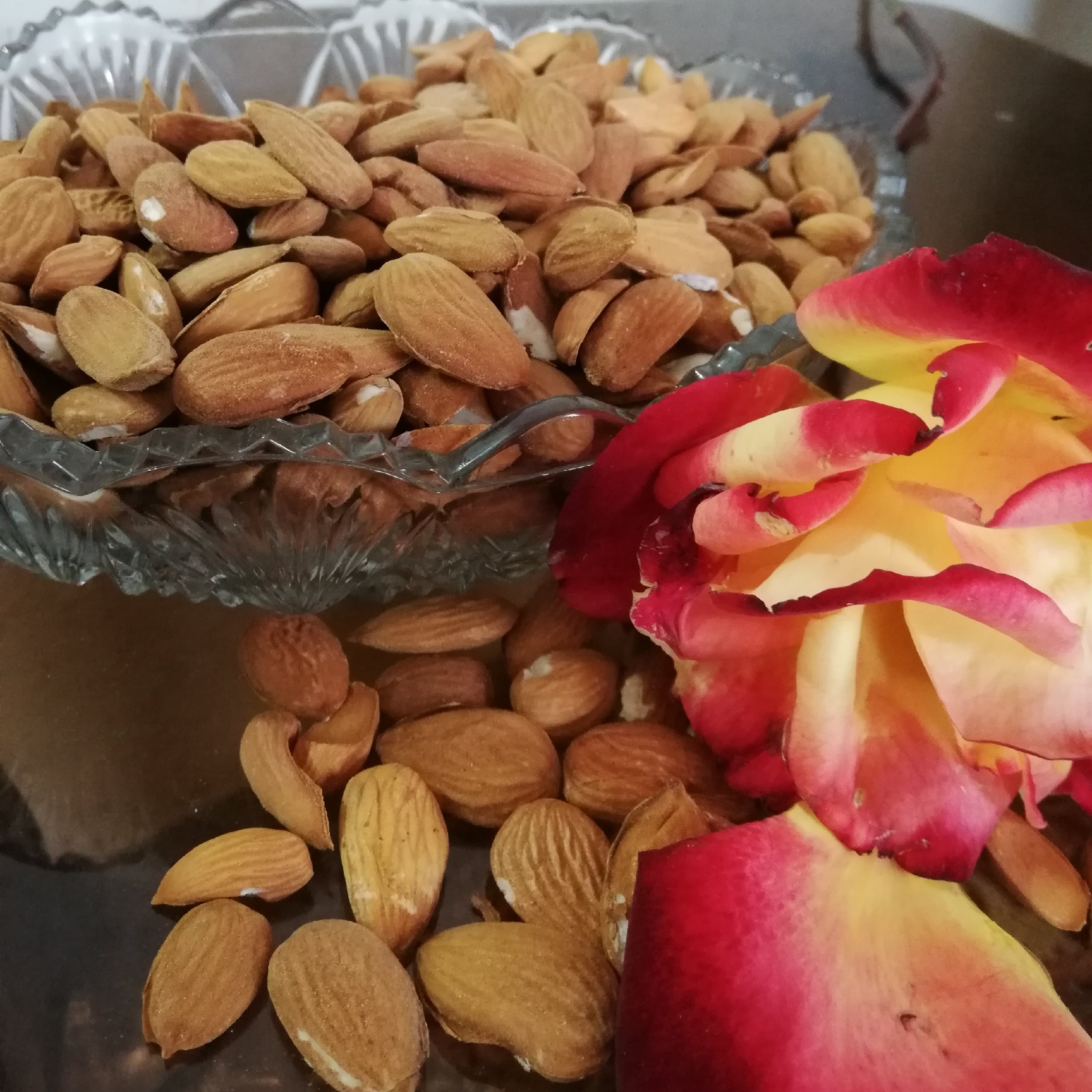 مغز بادام سنگی(500گرمی)(ارسال رایگان)